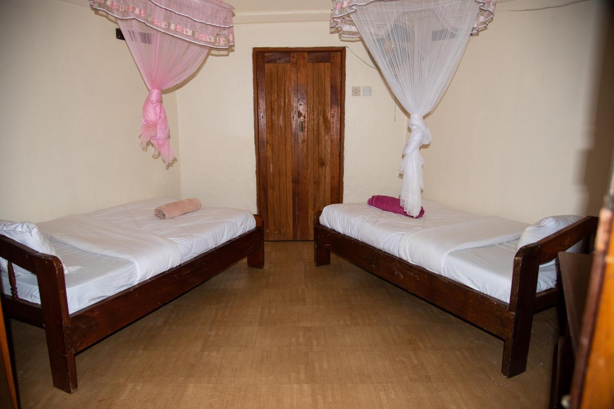 New Court View Hotel Masindi Esterno foto