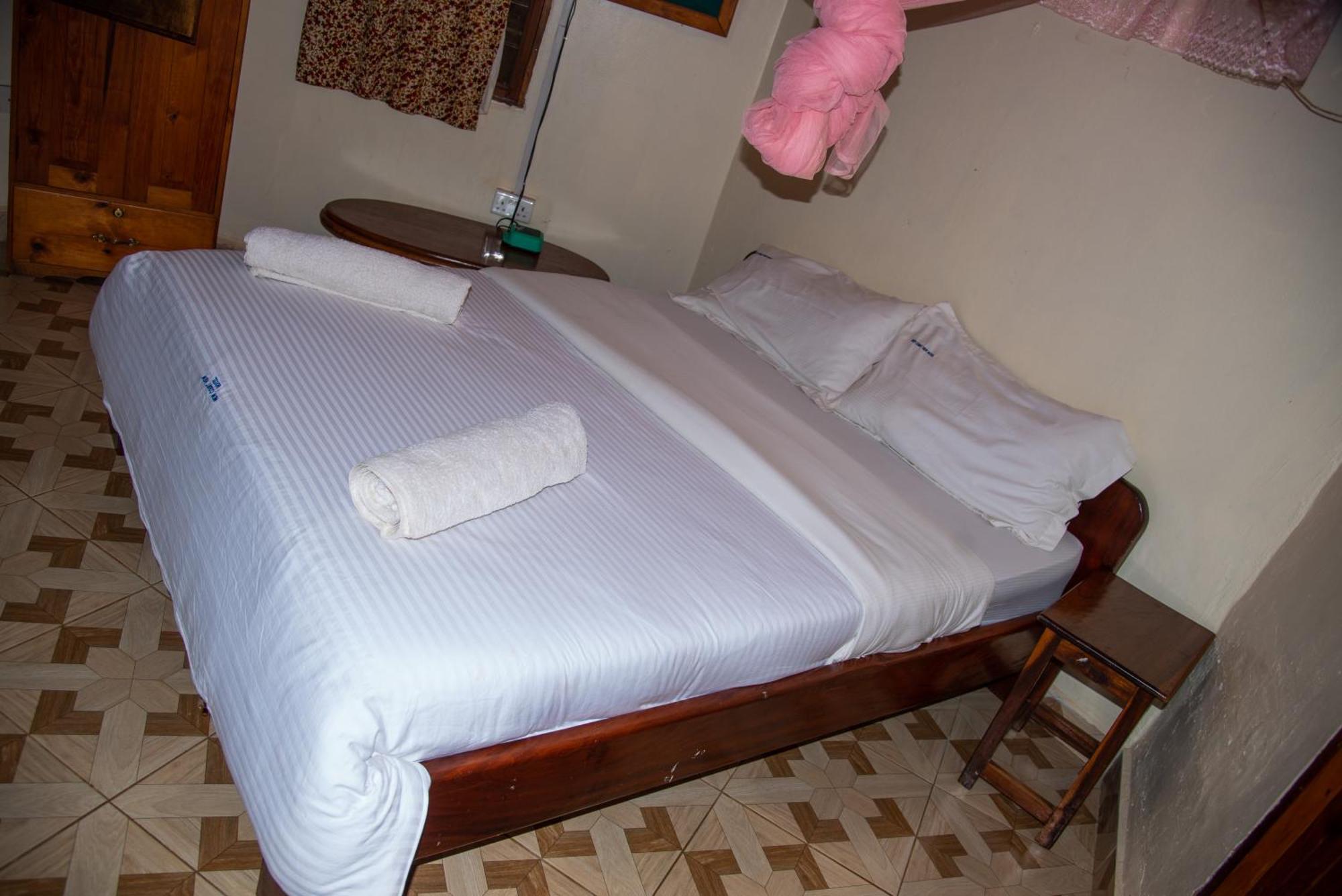 New Court View Hotel Masindi Esterno foto